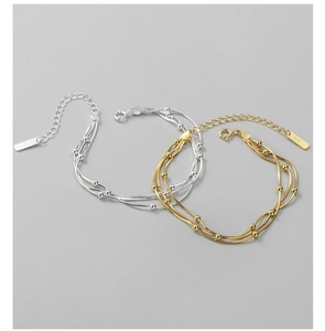 Nahaufnahme der dreilagigen S925 Sterlingsilber Perlenarmbänder in Gold und Silber