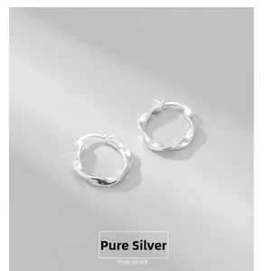 Vue détaillée des boucles d'oreilles en argent 925 torsadé avec gravure de poinçon