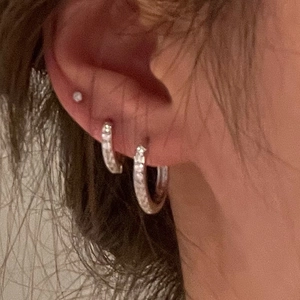 Ensemble de créoles classiques en argent sterling S925 avec petits diamants portés