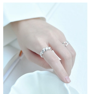 Detailed view of S925 sterling silver croissant ring with polished twisted rope texture