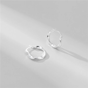 Créoles en argent sterling S925 poli avec design torsadé et style mobius minimaliste