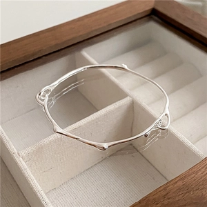 Détail macro du poinçon S925 sur le bracelet minimaliste en argent sterling irrégulier