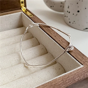 Détail macro du bracelet en argent S925 avec design de branche organique texturé