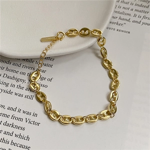 Minimalist S925 sterling silver pig nose coffee bean chain bracelet in 18K gold finish