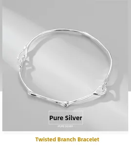 Vue détaillée du design branche texturée sur bracelet minimaliste en argent massif s925