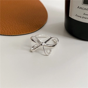 Nahaufnahme der S925 Silber-Schleife-Ring mit 3D-Band-Design und Metallstempel-Details