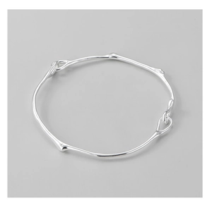 Détail du bracelet en argent S925 aux textures de branches et design de vigne