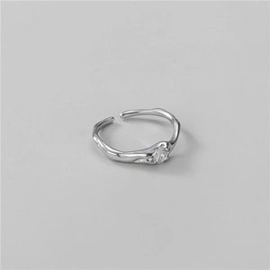 Anello in argento sterling 925 con trama di lava irregolare e zircone scintillante