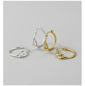Vue détaillée de boucles d'oreilles nœuds en argent sterling S925 dorées et argentées