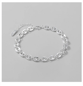 Detailed close-up of S925 sterling silver pig nose chain with hallmark and extension