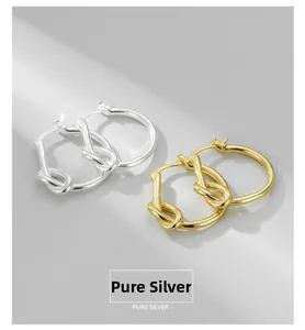Vue détaillée des créoles nœud en argent sterling en finitions dorée et argentée