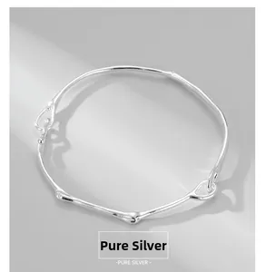 Vue détaillée du bracelet en argent massif S925 avec texture organique et finition argent pur