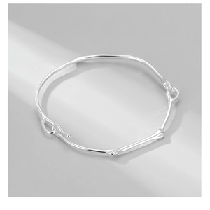 Gros plan détaillé du bracelet en argent sterling S925 aux textures de branches