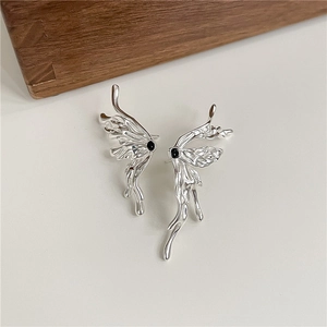 Orecchini a farfalla in argento S925 con trama in metallo fluido e zircone nero