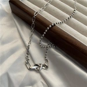 Collier nœud en argent S925 poli avec chaîne asymétrique à billes et maillons