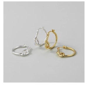 Détail des boucles d'oreilles créoles nouées en argent sterling S925 or et argent