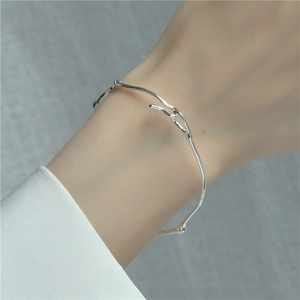 Bracelet jonc minimaliste en argent sterling S925 avec un design de branche irrégulière