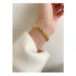 Elegant 18K gold-plated S925 sterling silver pig nose chain bracelet on female wrist