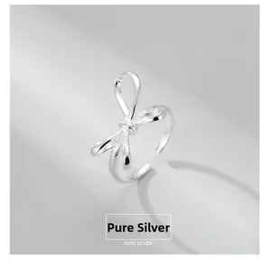 Nahaufnahme von 925 Sterling Silber Schleife Ring mit poliertem verstellbarem offenem Band