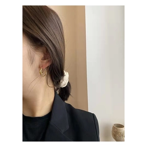 Créoles dorées minimalistes avec design à nœud poli pour un style moderne et chic