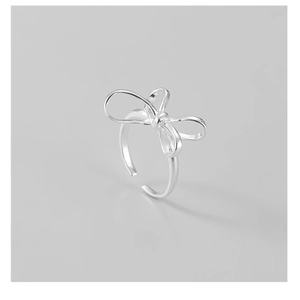 Detailansicht der polierten S925-Sterlingsilber-Schleife mit glänzendem metallischem Glanz
