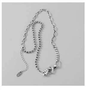 Détail macro du collier en argent S925 avec chaînes mixtes et gravure du poinçon S925