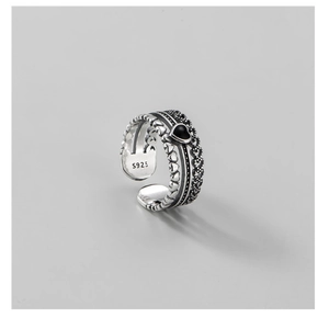 Close-up of vintage S925 sterling silver ring featuring a black heart and embossed patterns