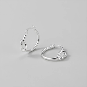 Boucles d'oreilles créoles en argent sterling S925 avec un élégant design de nœud