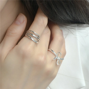 Minimalistisches S925 Sterling Silber Schleife und gedrehtes Ring Set an der Hand
