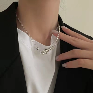 Collier élégant en argent sterling S925 avec nœud et chaîne à billes asymétrique