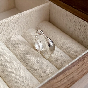 Minimalist S925 sterling silver irregular liquid metal open ring in a wooden jewelry box