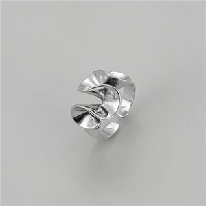 Minimalist S925 sterling silver wavy ruffle ring with polished abstract art design