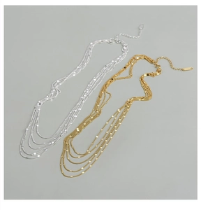 Détail du collier multi-rangs en argent S925 avec sequins dorés et argentés