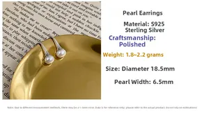 Détail macro de boucles d'oreilles perles en argent S925 de 18,5 mm avec finition polie
