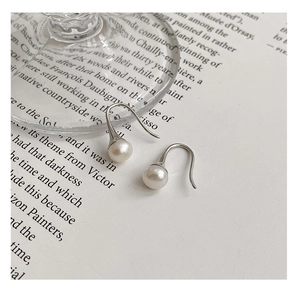 Détail macro de boucles d'oreilles en argent S925 avec des perles d'eau douce rondes