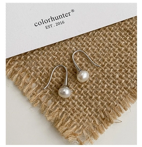 Vue détaillée de boucles d'oreilles en argent S925 avec perles d'eau douce élégantes