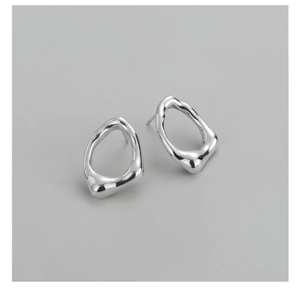 Dettaglio di orecchini in argento S925 con texture metallica liquida e design irregolare