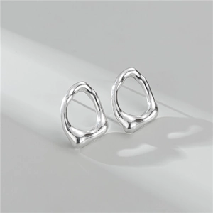 Orecchini minimalisti in argento S925 con design geometrico irregolare e strutturato