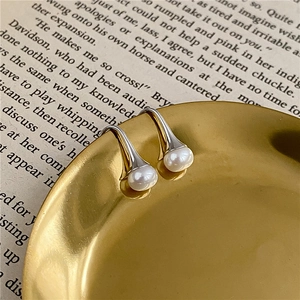 Boucles d'oreilles élégantes en argent S925 avec perles d'eau douce au design épuré