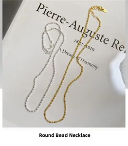 Détail de colliers perlés en argent sterling S925 doré et argenté avec fermoir mousqueton