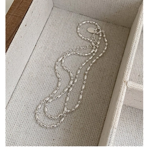 Vue détaillée du collier en argent S925 avec perles olive et rondes sur lin