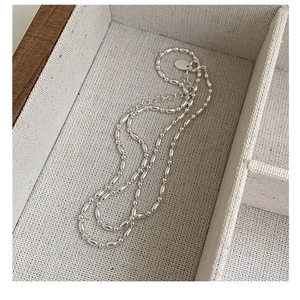 Détail d'un collier en argent S925 avec perles ovales, fermoir mousqueton et extension