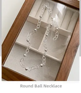 Détail du collier en argent S925 à billes rondes avec fermoir mousqueton