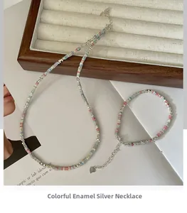Détail du collier en argent S925 avec perles émail macaron et pendentif coeur sur bois