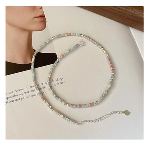 Détail du collier en argent S925 avec perles colorées et pendentif en cœur