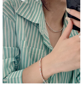 Détail du set collier et bracelet en argent S925 avec perles de pierres carrées colorées
