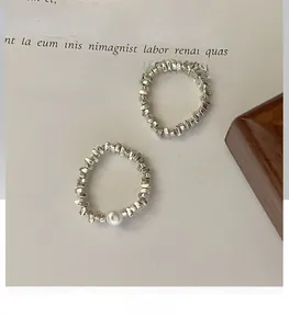 Dettaglio degli anelli nugget in argento sterling S925 con accento di perla bianca