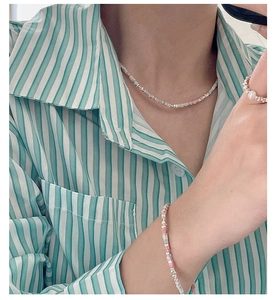 Détail du parure collier et bracelet en argent S925 avec perles de pierre colorées
