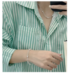 Détail du collier et bracelet à boules en argent sterling S925 sur un mannequin