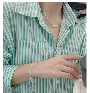 Gros plan sur l'ensemble collier et bracelet en argent sterling S925 avec perles